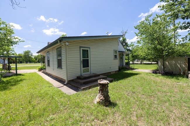 Building Photo - 701 1/2 S Walnut Street Unit