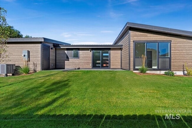 Building Photo - 362 London St