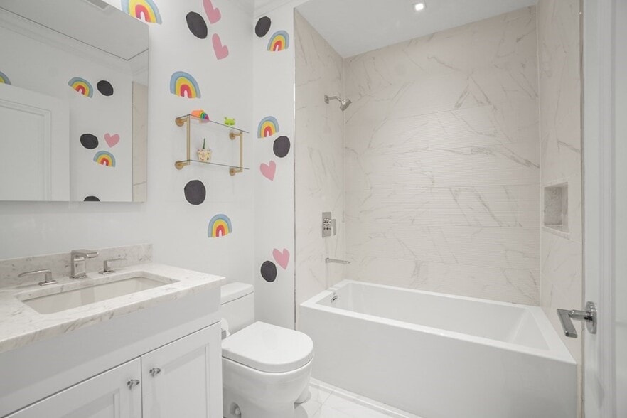 Building Photo - 32 Derne St