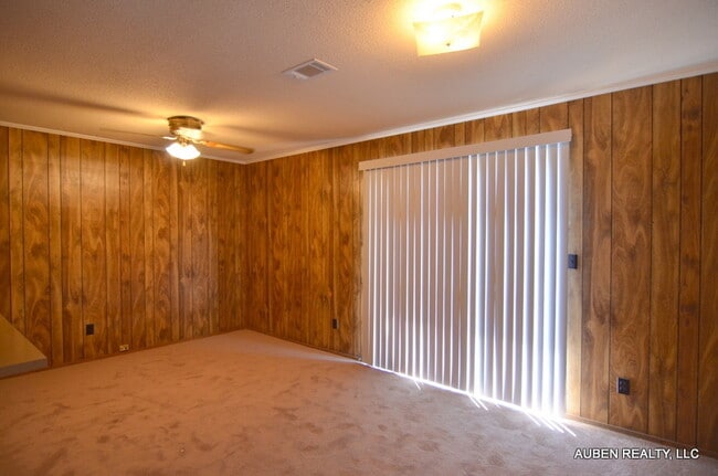 Building Photo - 2 Bedroom Duplex - Section 8 OK!