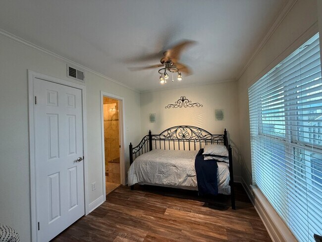 Building Photo - 3506 Cove View Blvd
