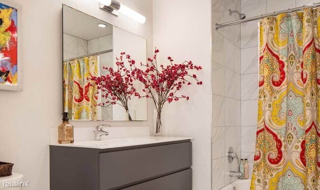 Building Photo - 1 br, 1 bath Condo - 730 N La Salle Dr 2005