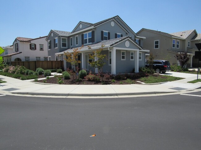 Building Photo - Beautiful Casita on Ground Level with Priv...