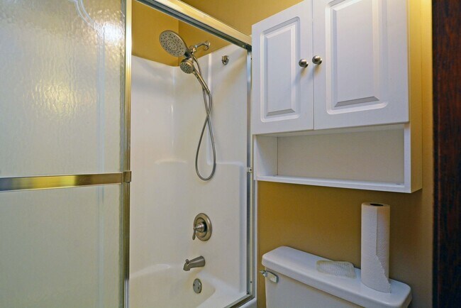 Building Photo - Available now - Top-Floor Living with Style and Convenience in Minnetonka!
