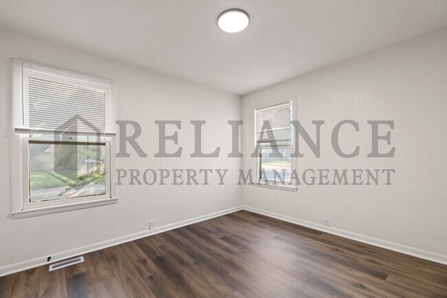 Building Photo - 301 N Spruce St