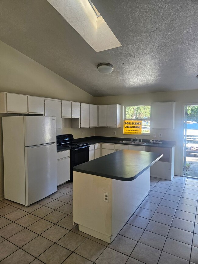 Building Photo - 2/1 DUPLEX
