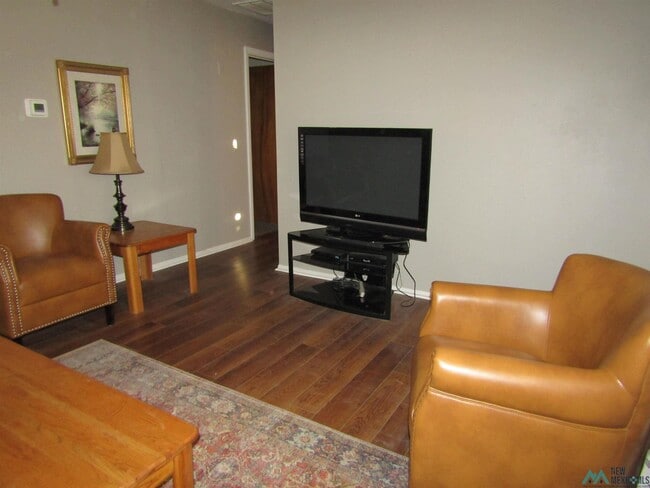 Building Photo - 605 1/2 W Quay Ave