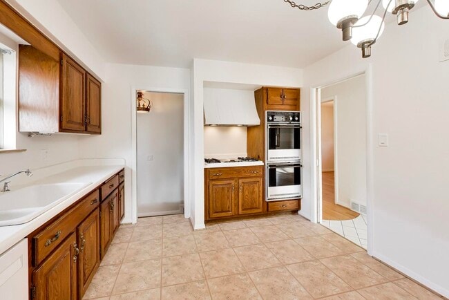 Building Photo - 8840 Keeler Ave