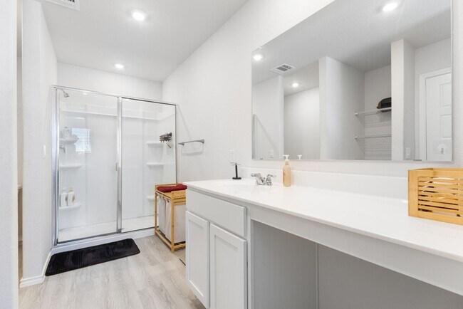 Building Photo - Charming Home Awaits: Spacious & Modern Living in a Prime Location