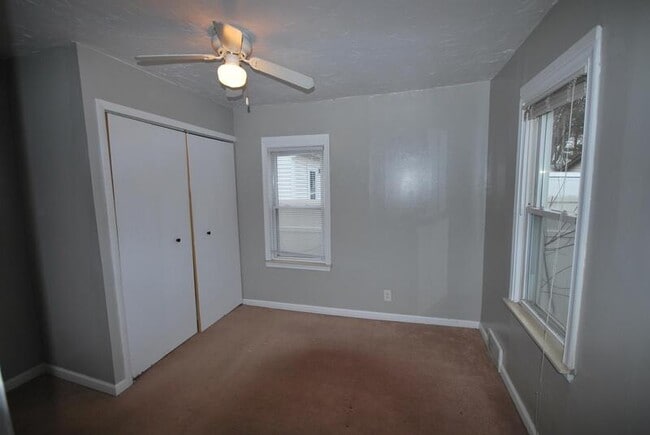 Building Photo - 328 W Kalama Ave