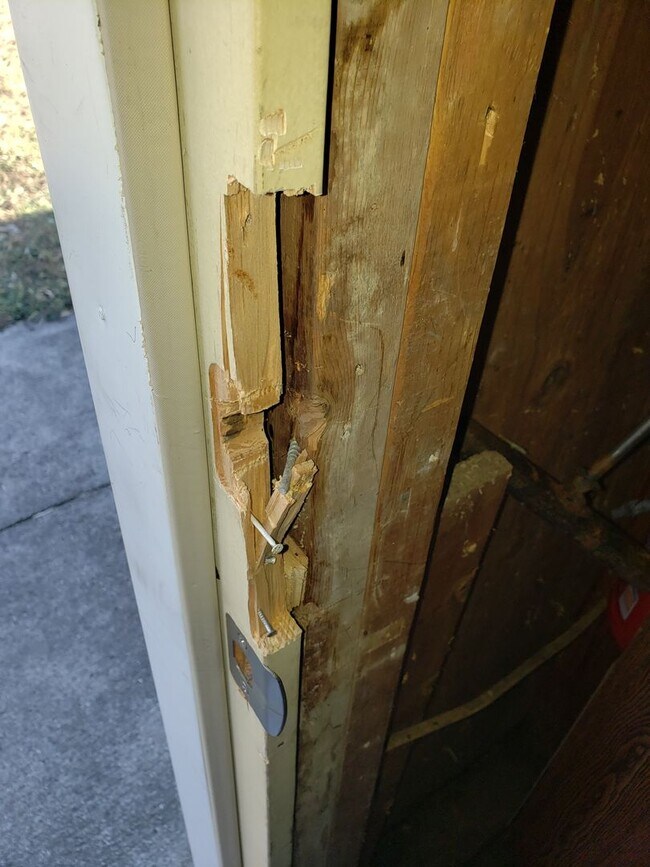 Building Photo - 2 BR 1 1/2 Bath 2 Story Available Now!