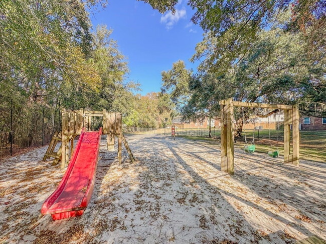 Building Photo - 415 Parkdale Dr