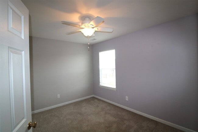 Building Photo - 221 Pecan Bluffs Dr