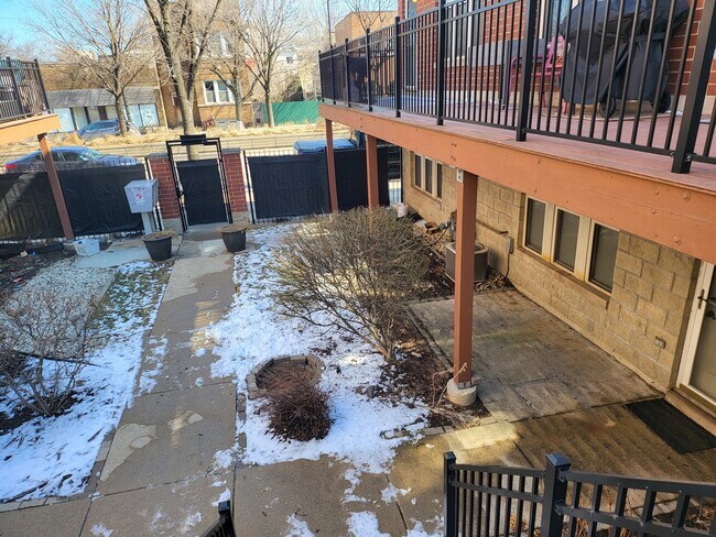 Building Photo - 2403 W Flournoy St