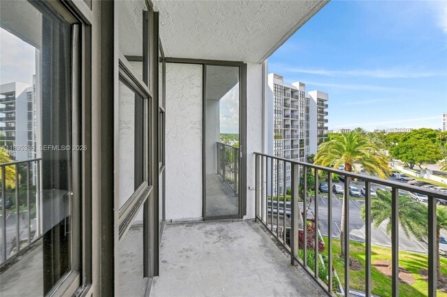 Building Photo - 800 Parkview Dr