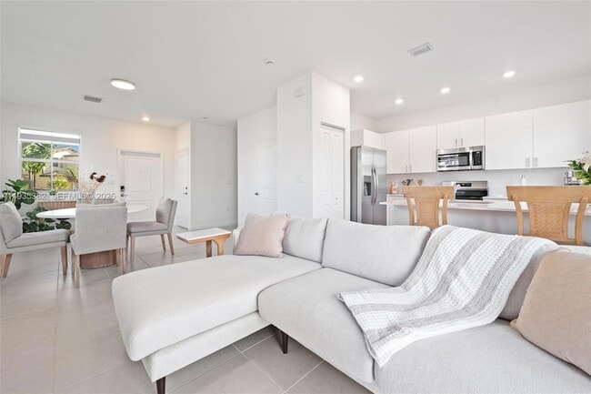 Building Photo - 2400 SE 29th St