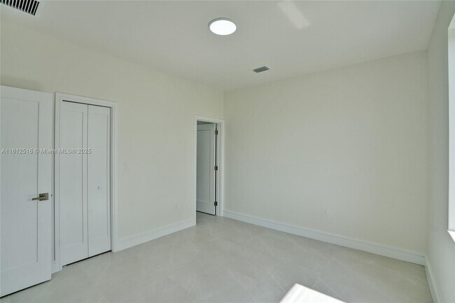 Building Photo - 5145 E 3rd Ave