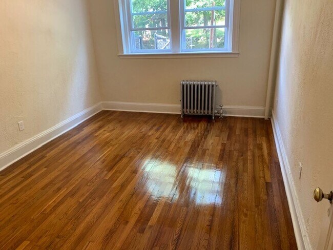 Building Photo - 9/1 NO FEE! Spacious 2BR in elevator building, reno. kitchen