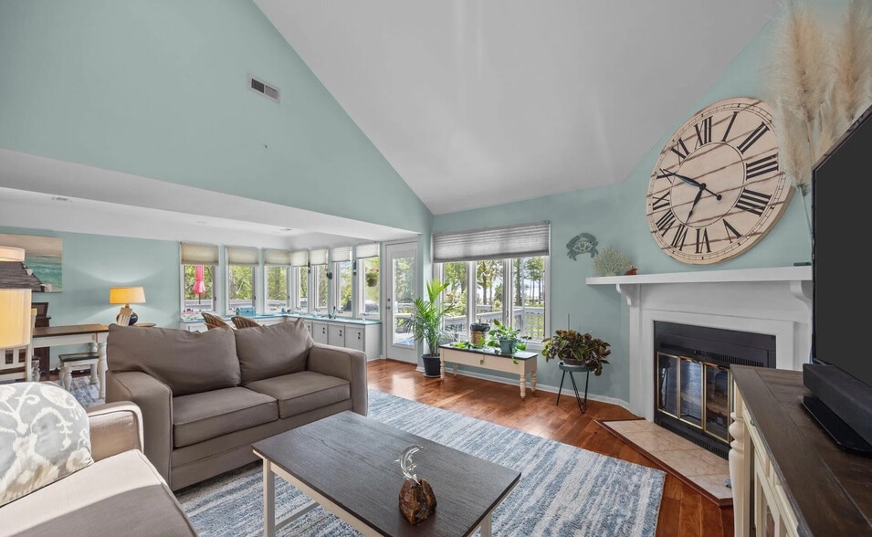 Living room - 117 Forecastle Ct