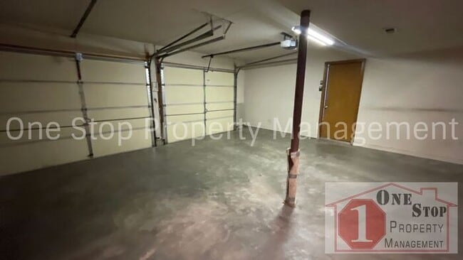 Building Photo - Stunning 3 Bedroom 2.5 Bathroom in Raymore!