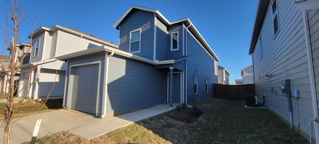 Building Photo - NEWLY BUILT 3 bedroom 2.5 Bath single fami...