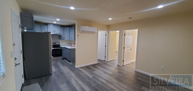 Building Photo - Private 2 Bedroom Unit