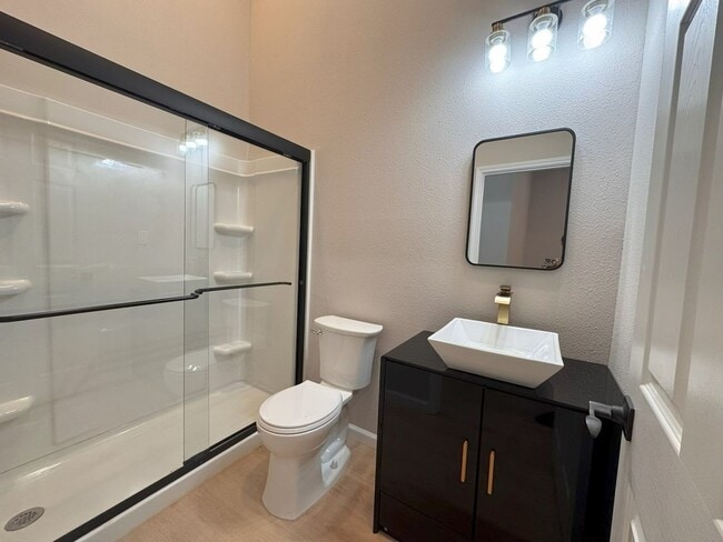 Building Photo - 418 S Commercial St