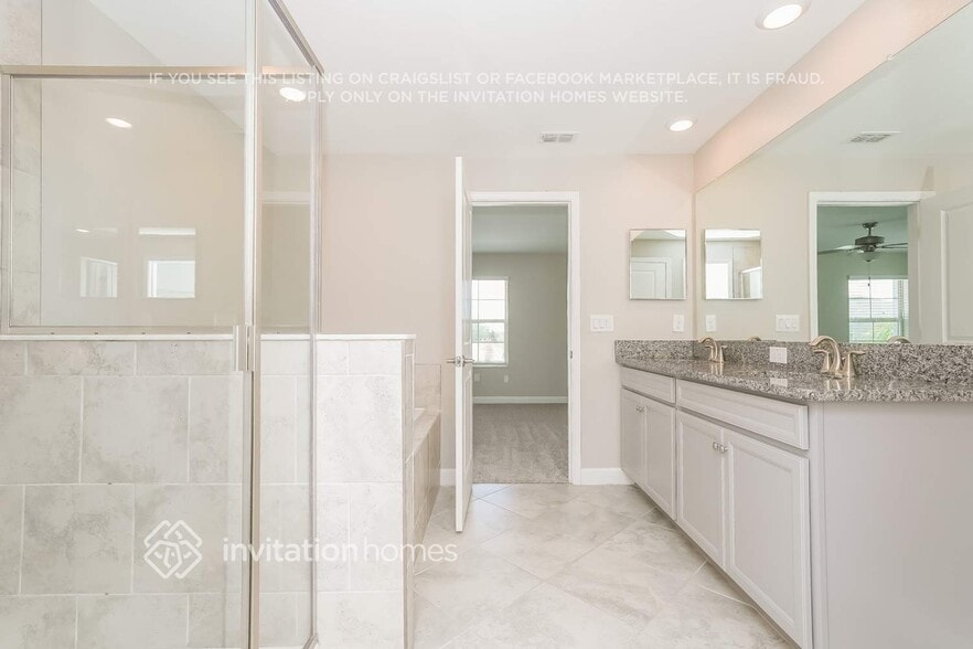 Building Photo - 2900 Coach Manors Way