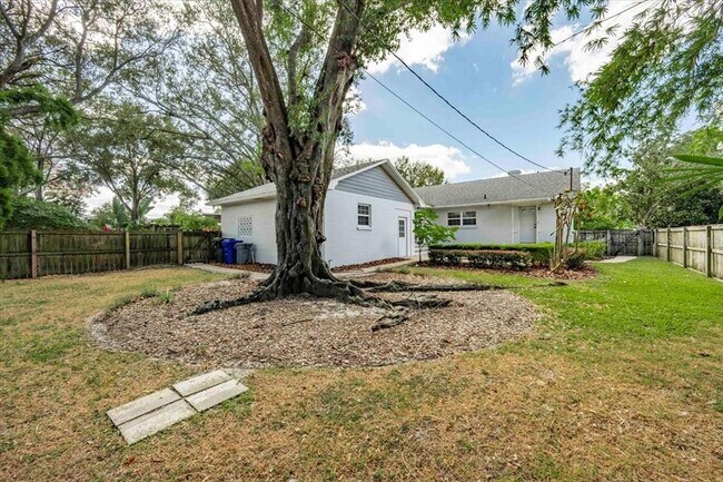 Building Photo - 2328 Woodbine Ave