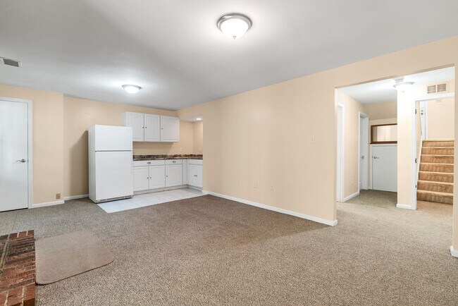 Building Photo - Very Charming 3 Bedroom And 2.5 Bathroom Townhouse With Private Deck In Country Creek