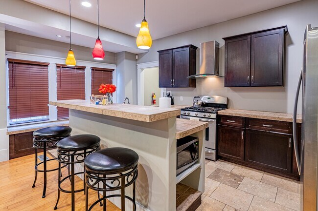 Building Photo - 902 Marquette Ave NW