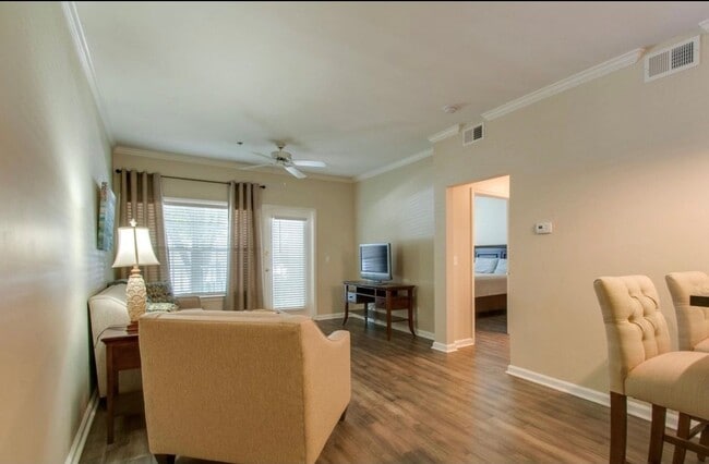 Building Photo - 2025 Woodmont Blvd