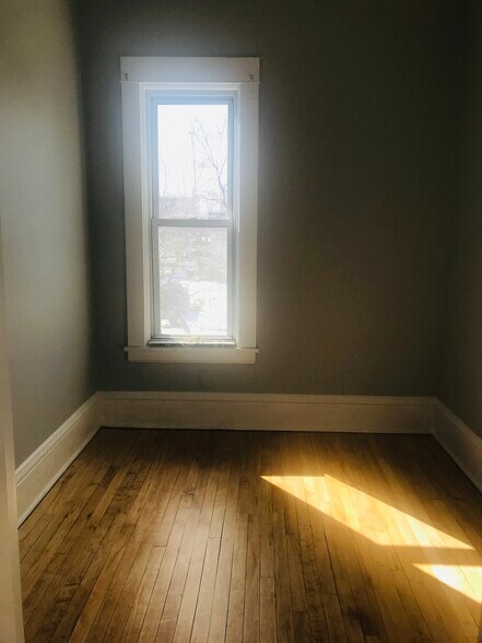 Building Photo - 712 6th St NE