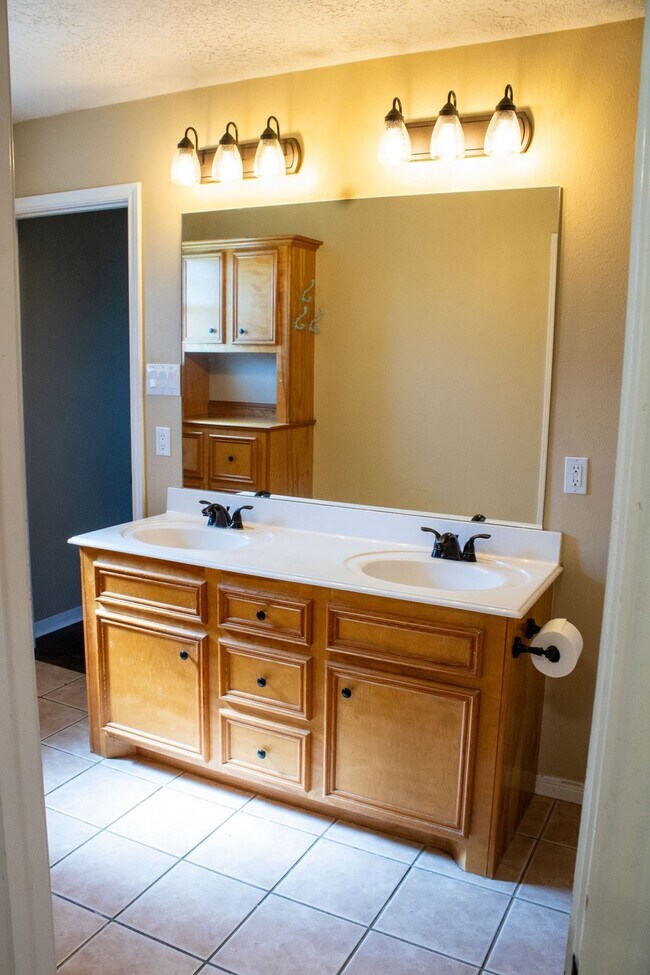 Building Photo - 9550 Thousand Oaks Loop