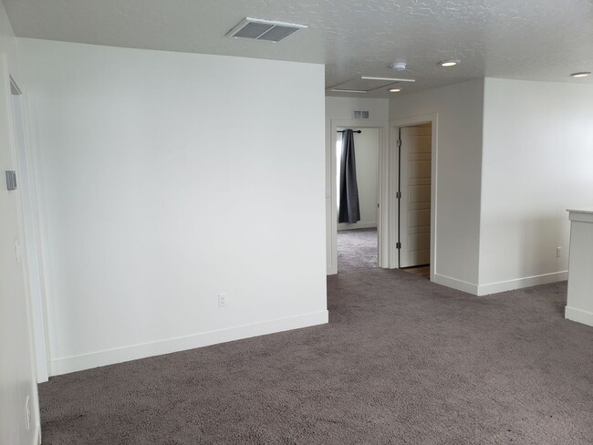 Building Photo - Trails and more at this Harvest Park Home in Mapleton!!