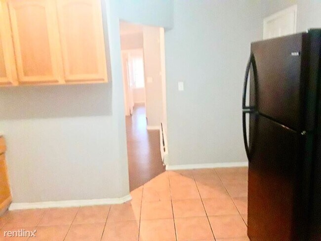 Building Photo - 2 br, 1 bath Townhome - 22 Seymour Ave