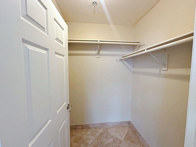 Building Photo - FREE WEEK PROMO! 2 BEDROOM 2 BATH GUARD GATED PARK AVENUE CONDO OFF THE STRIP!