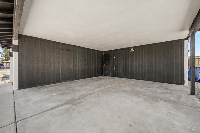 Building Photo - 935 W Santa Cruz Dr