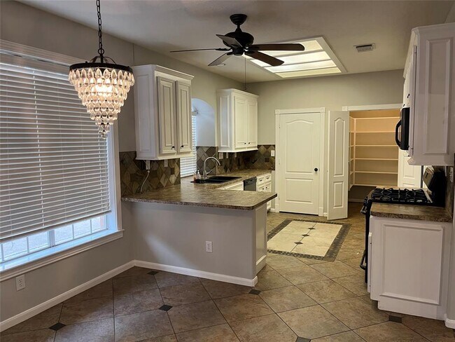 Building Photo - 6507 Stone Briar Dr