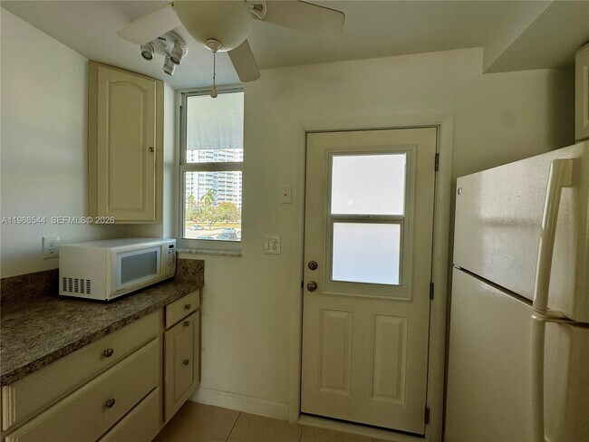 Building Photo - 2855 Leonard Dr