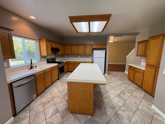 Building Photo - Two story home in SW Visalia coming soon!