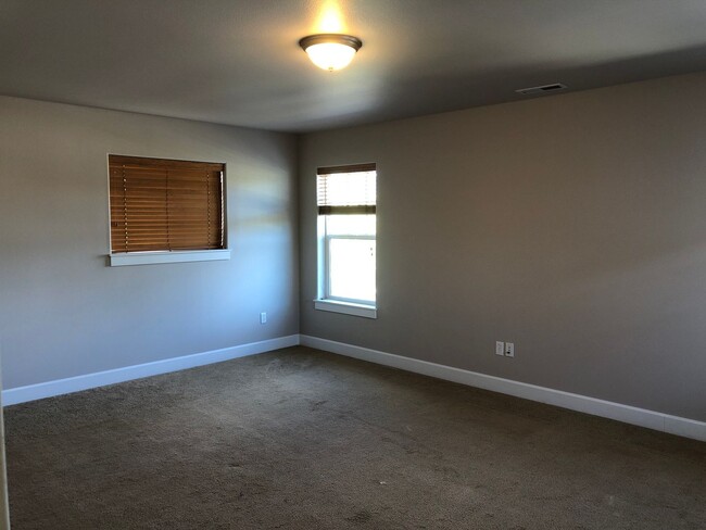 Building Photo - 4 Bedroom / 2.5 Bathroom Home in SE Bend