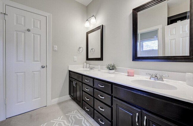 Building Photo - 4800 Mantle Dr