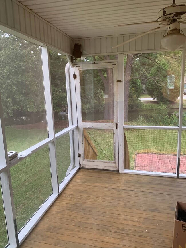 Screen porch on pond - 1079 Wayfarer Ln