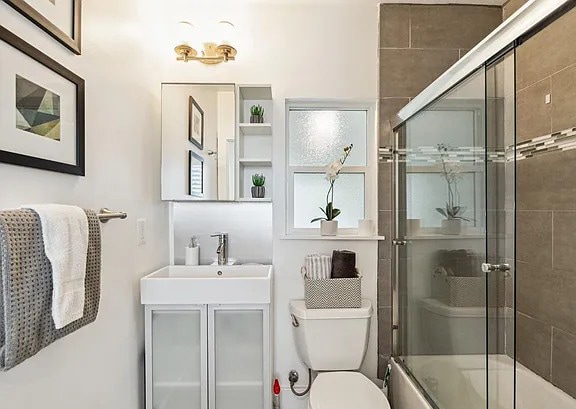 Building Photo - Renovated cottage on huge lot! This stylis...