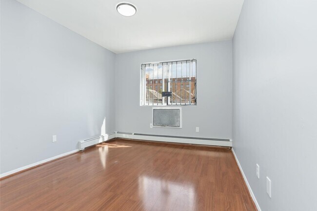 Building Photo - 639 E 226th St