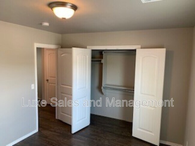 Building Photo - 2024 Buena Vida Ln