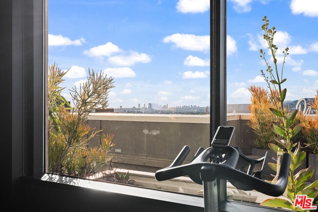 Building Photo - 6250 Hollywood Blvd