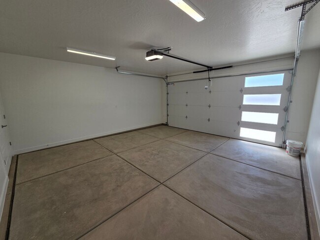 Building Photo - 1471 E White Desert Dr