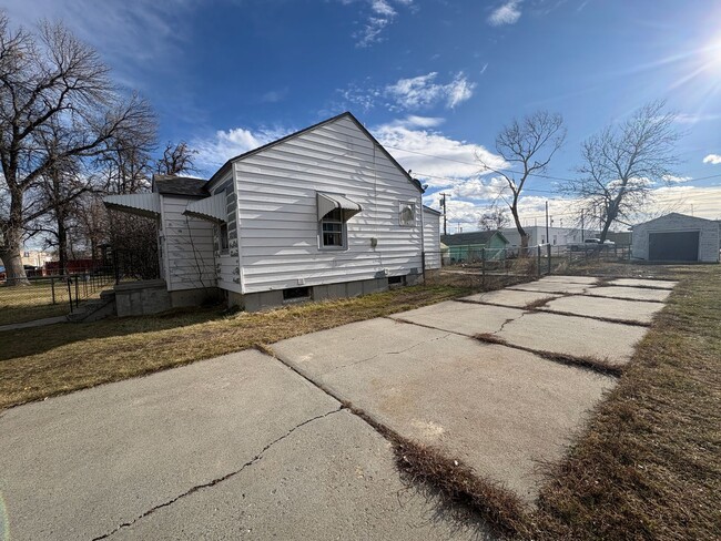Building Photo - Centrally Located 3 bedroom home